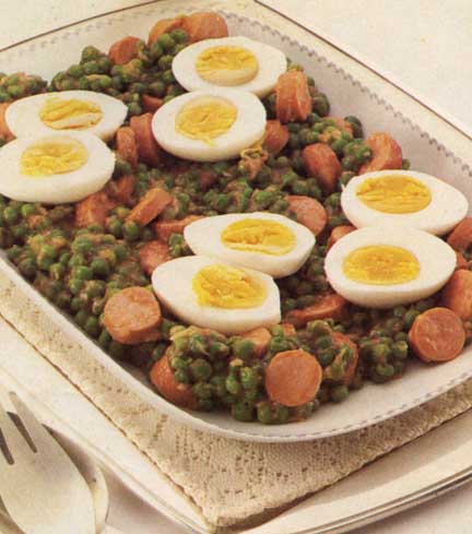 Receta de guisantes con huevo y salchichas